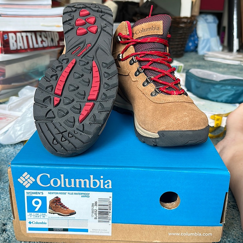 Columbia Newton Ridge Plus Waterproof women’s boots. Size 9.